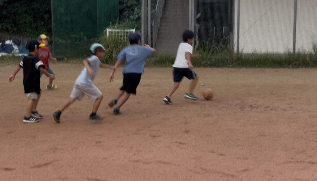 前田小学校運動場かけっこ教室ウォーミングアップ