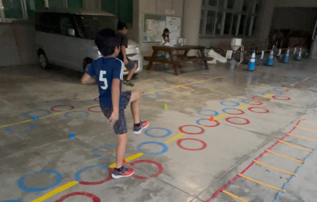 前田小学校ピロティー前田クラス冬季練習風景