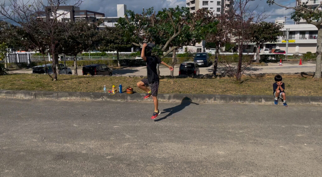 浦添てだこホール広場の坂道