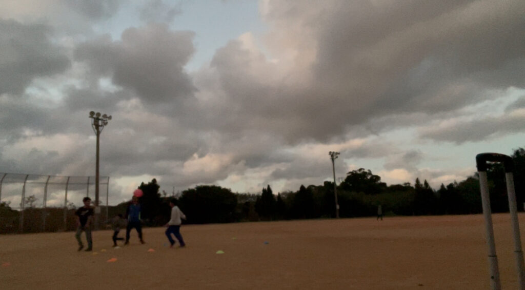 前田小学校運動場　ウォーミングアップ中