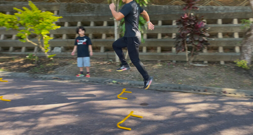 西原町西原運動公園内のアスレチック横の坂道