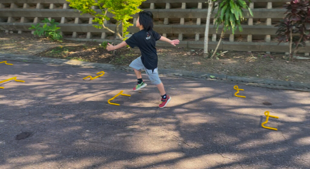 西原町西原運動公園内のアスレチック横の坂道