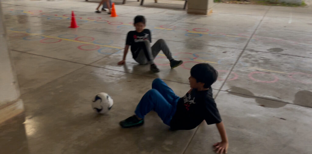 浦添市前田小学校のピロティー