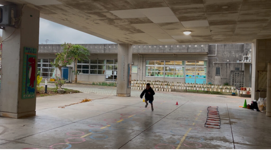 浦添市前田小学校ピロティー