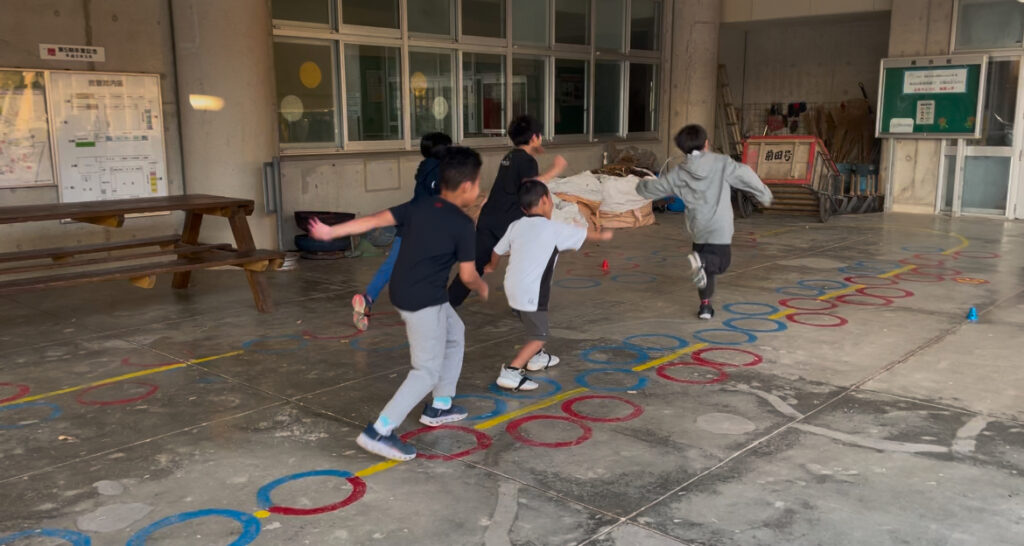 浦添市前田小学校ピロティー内