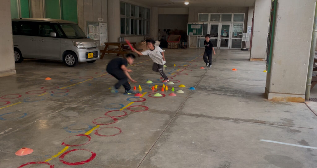 浦添市前田小学校ピロティー内