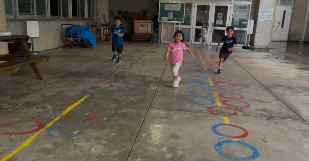 浦添市前田小学校ピロティー内