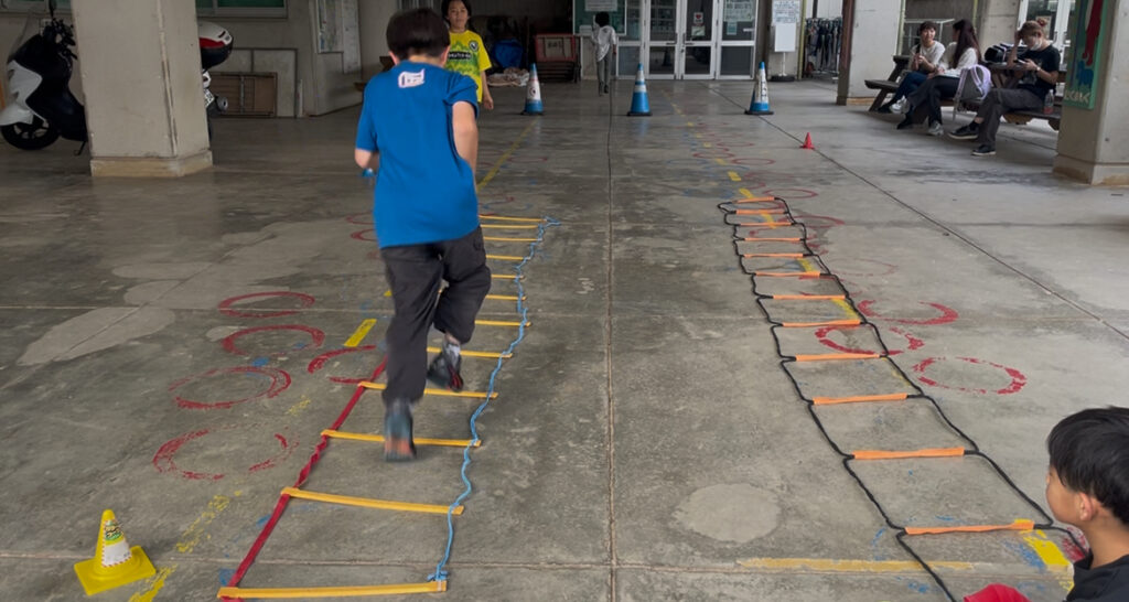 浦添市前田小学校ピロティー内