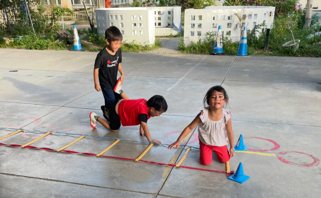 浦添市前田小学校ピロティー 園児