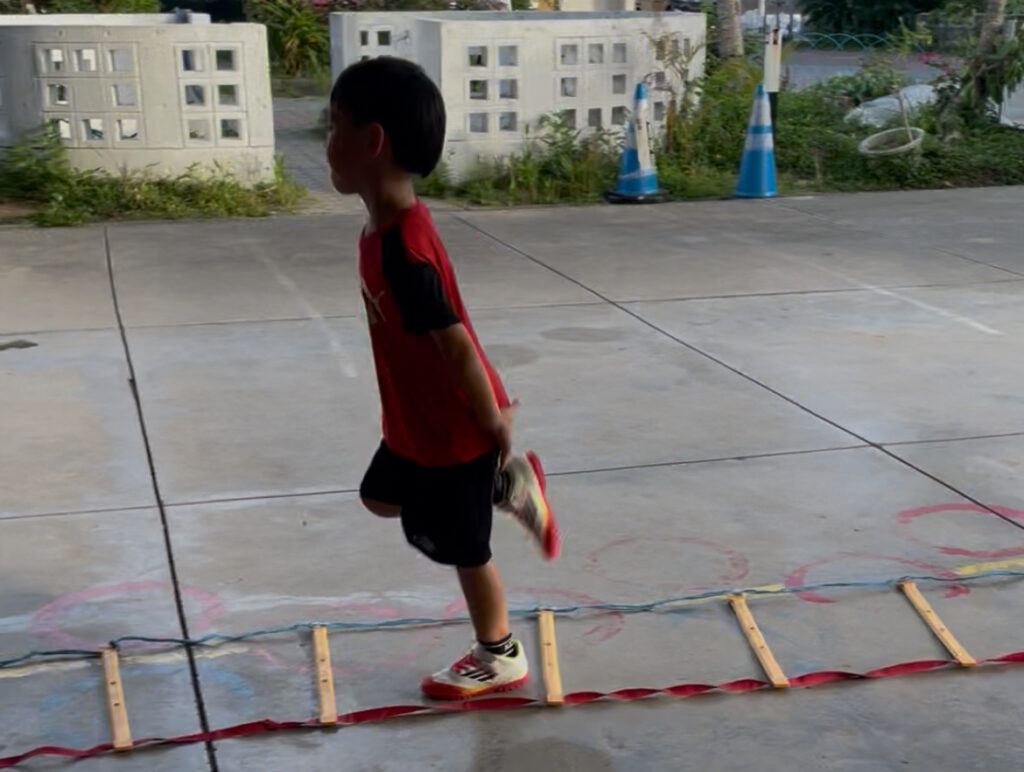 浦添市前田小学校ピロティー 園児