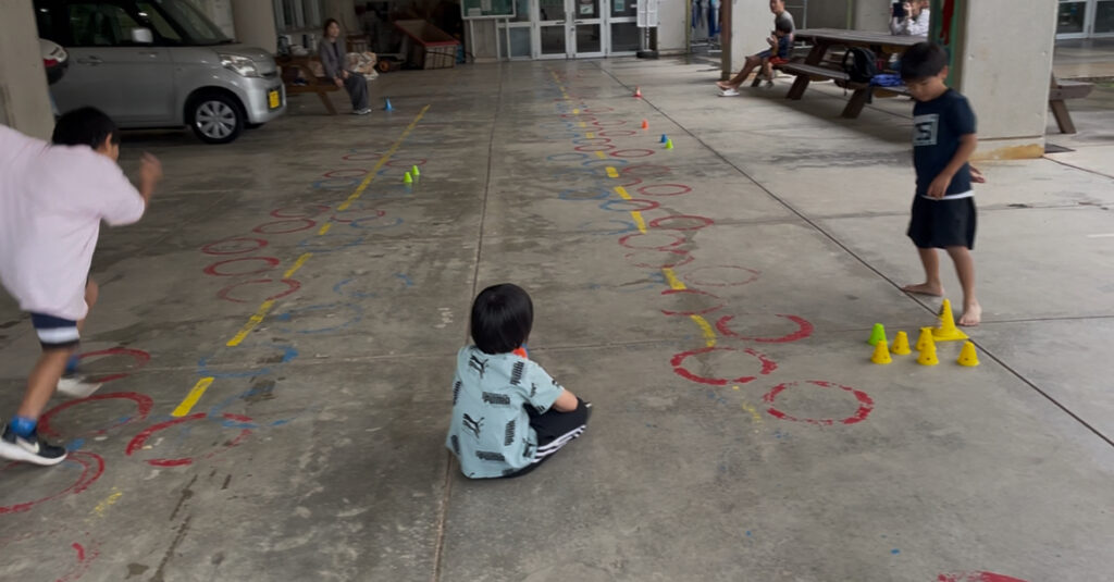 浦添市前田小学校ピロティー内