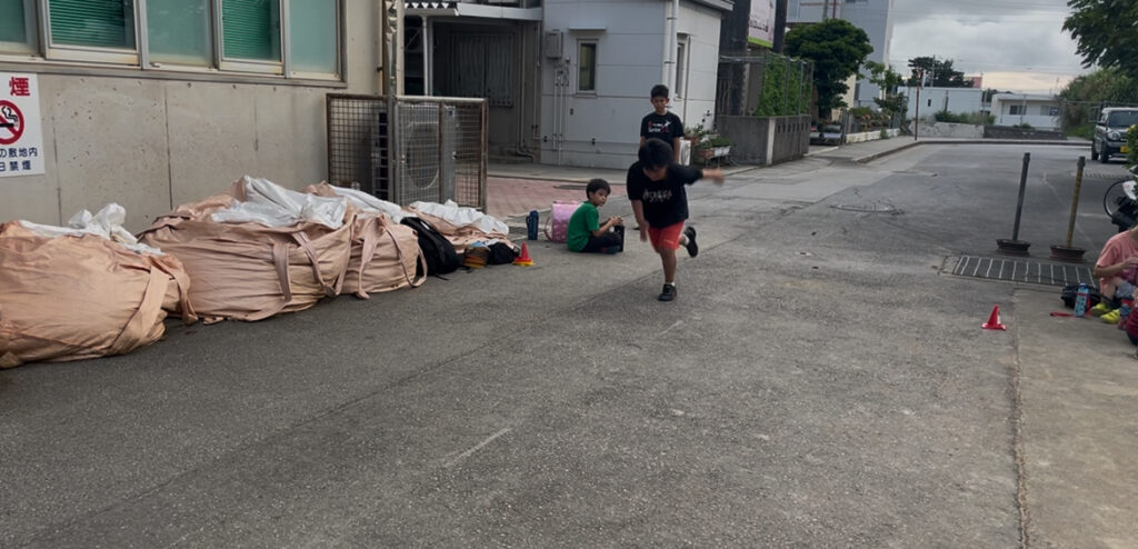 浦添市前田小学校運動場前の歩道