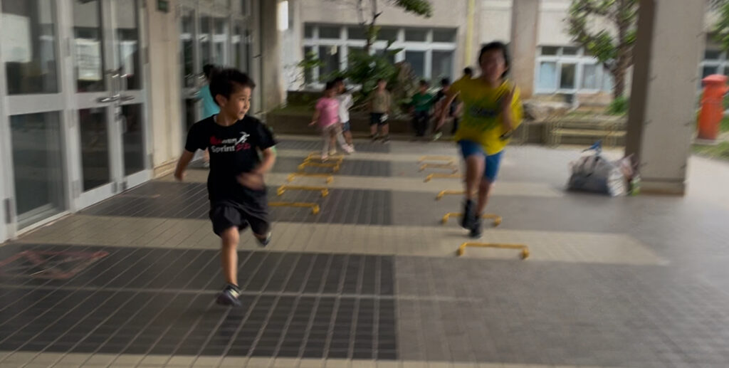 浦添市前田小学校ピロティー内玄関付近