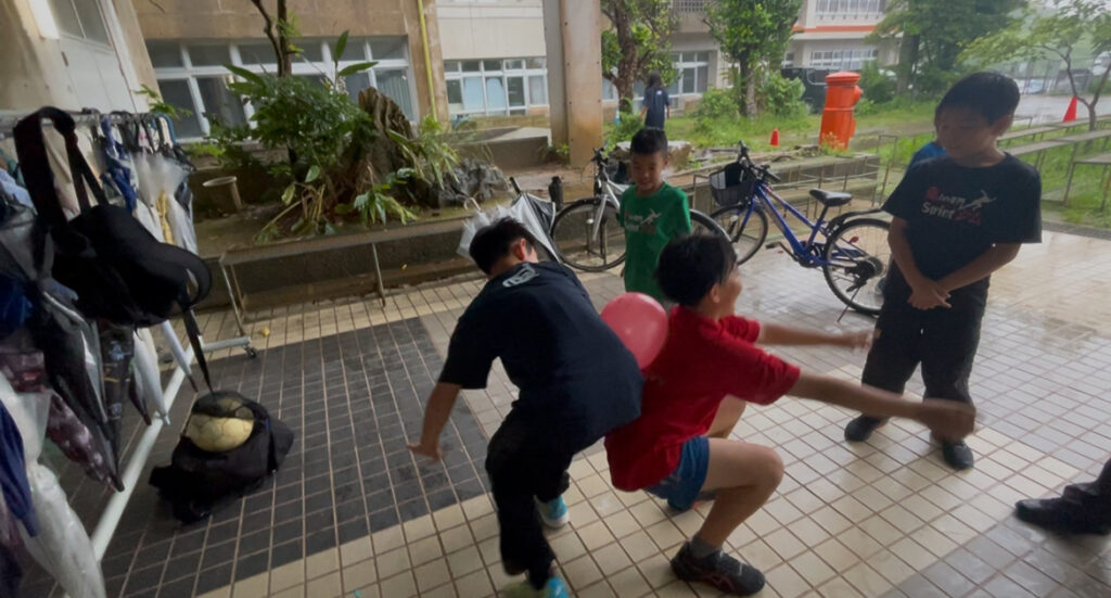 浦添市前田小学校玄関前雨の日トレーニング