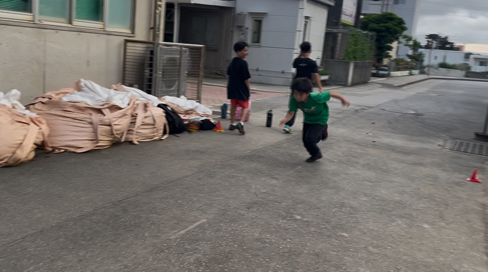 浦添市前田小学校運動場前の歩道