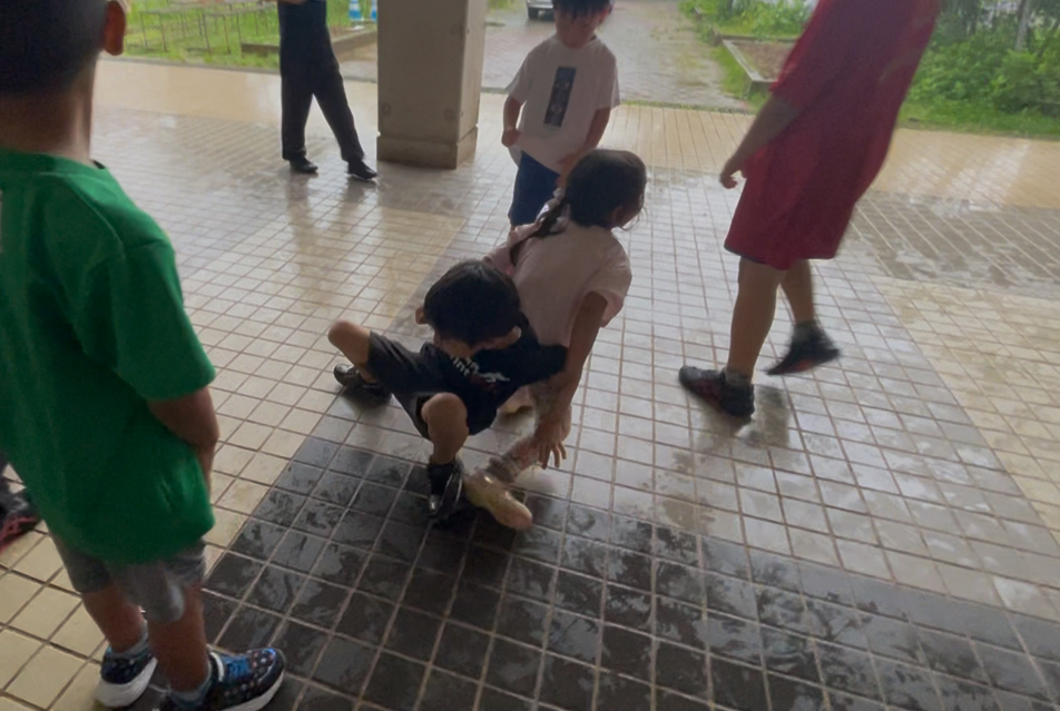 浦添市前田小学校玄関前雨の日トレーニング