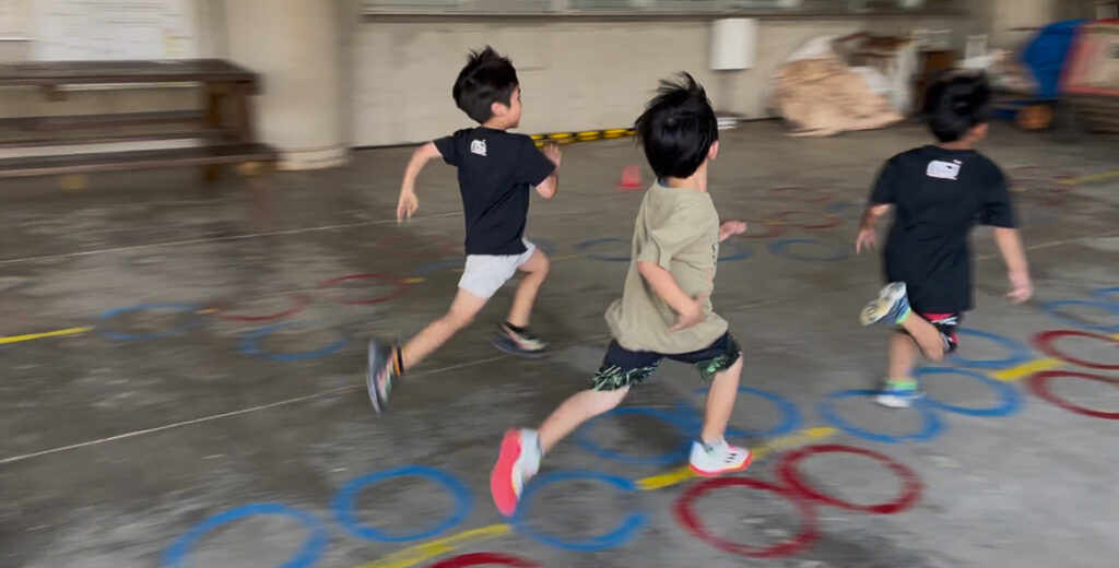 浦添市前田小学校ピロティー内での練習
