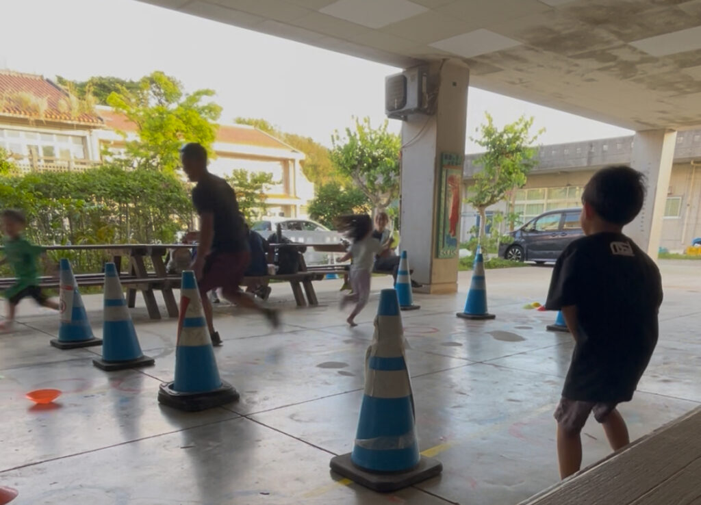 浦添市前田小学校ピロティー内