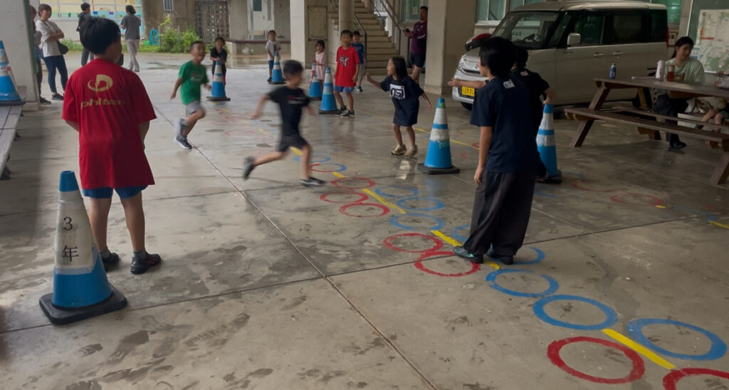 浦添市前田小学校ピロティー内雨の日トレーニング