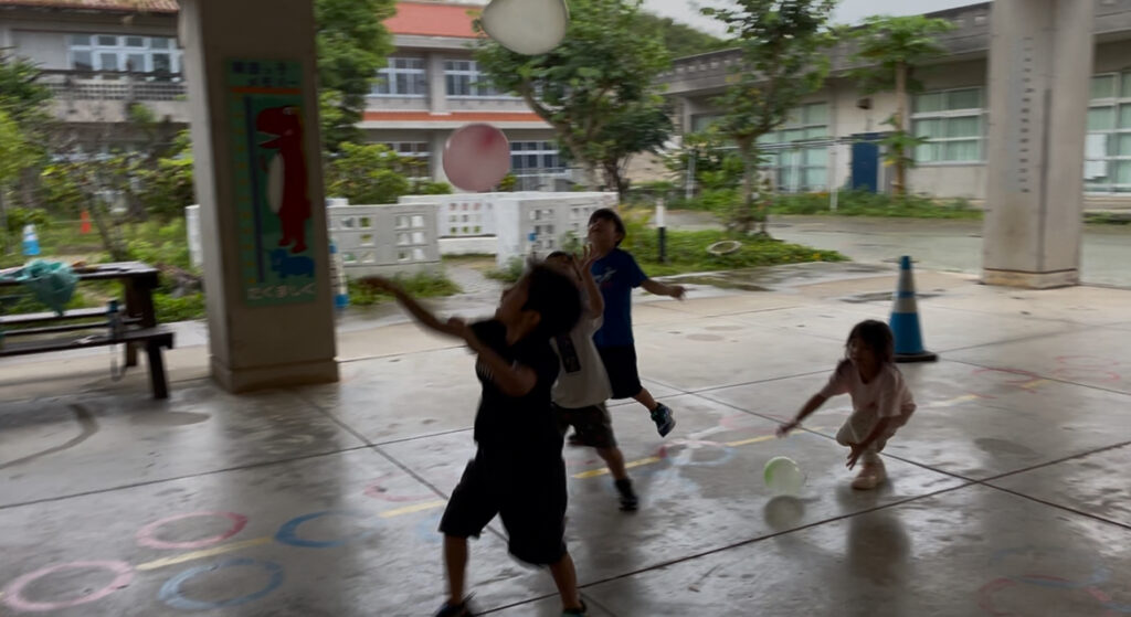 浦添市前田小学校ピロティー内