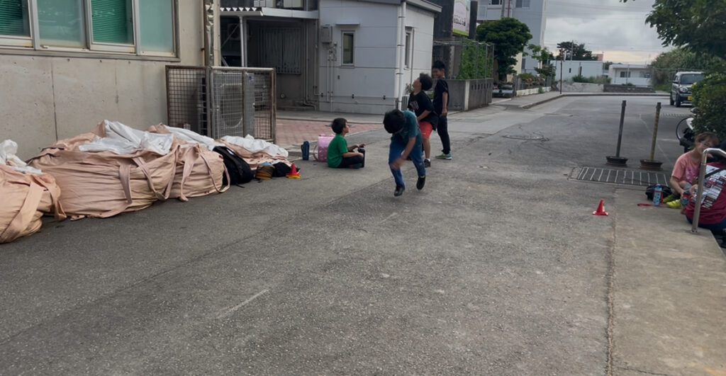 浦添市前田小学校運動場前の歩道