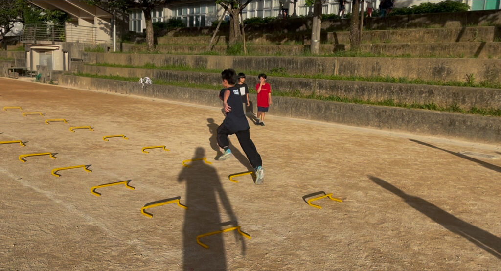 浦添市前田小学校運動場 ハードル走