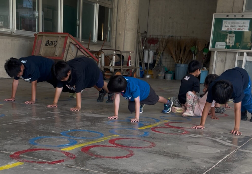前田小学校ピロティー 腕立てふせスタート練習