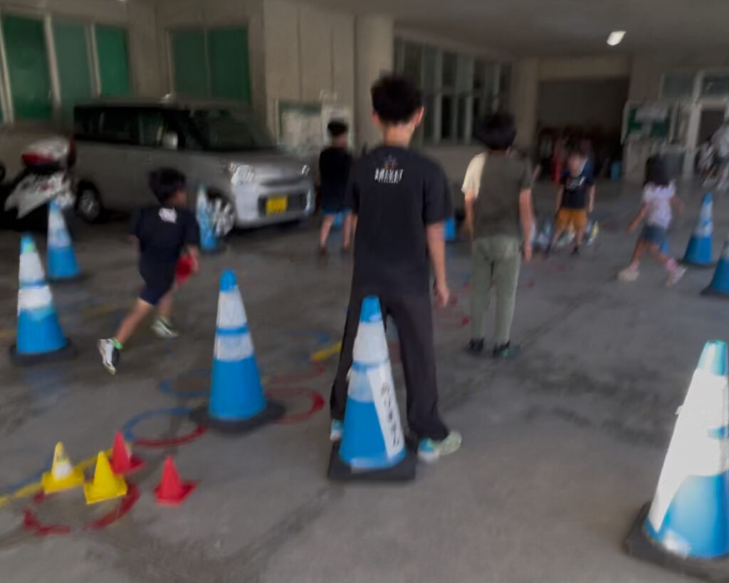 浦添市前田小学校ピロティー内で鬼ヶ島ゲーム
