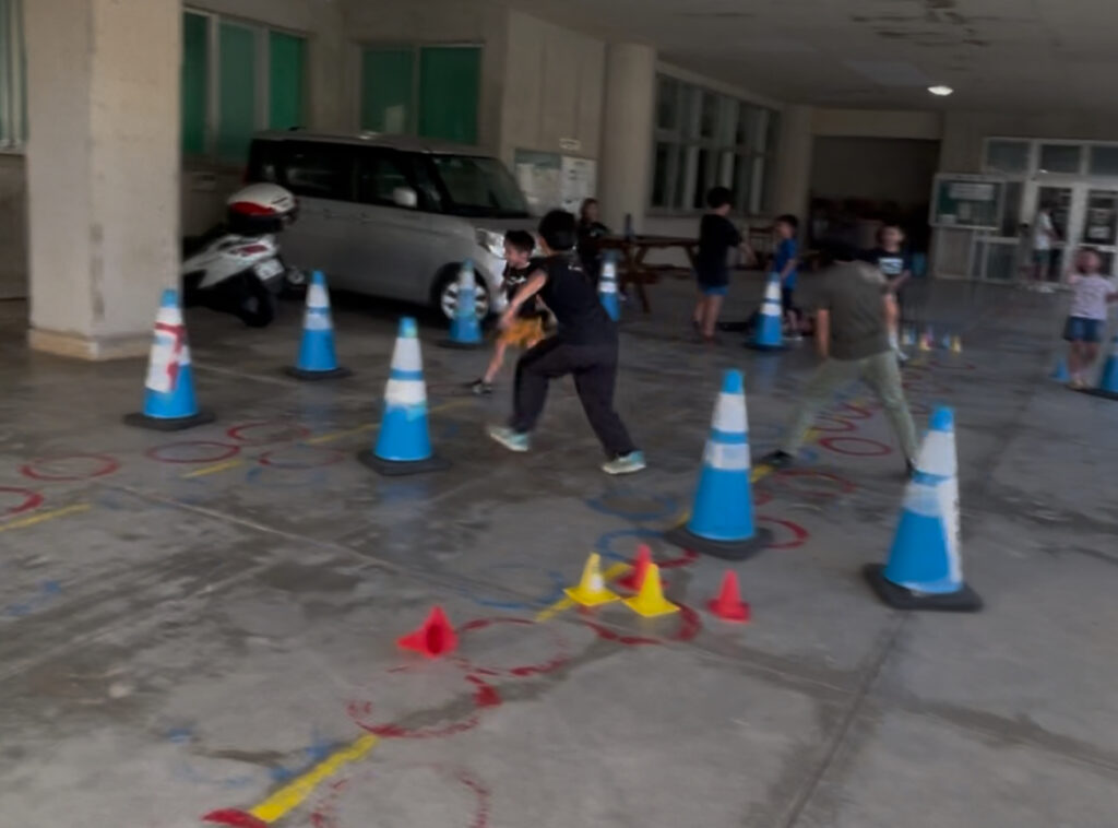 浦添市前田小学校ピロティー内で鬼ヶ島ゲーム