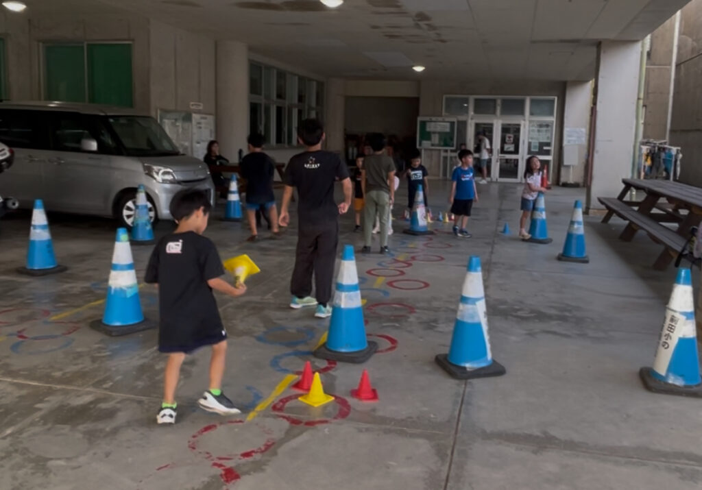 浦添市前田小学校ピロティー内で鬼ヶ島ゲーム