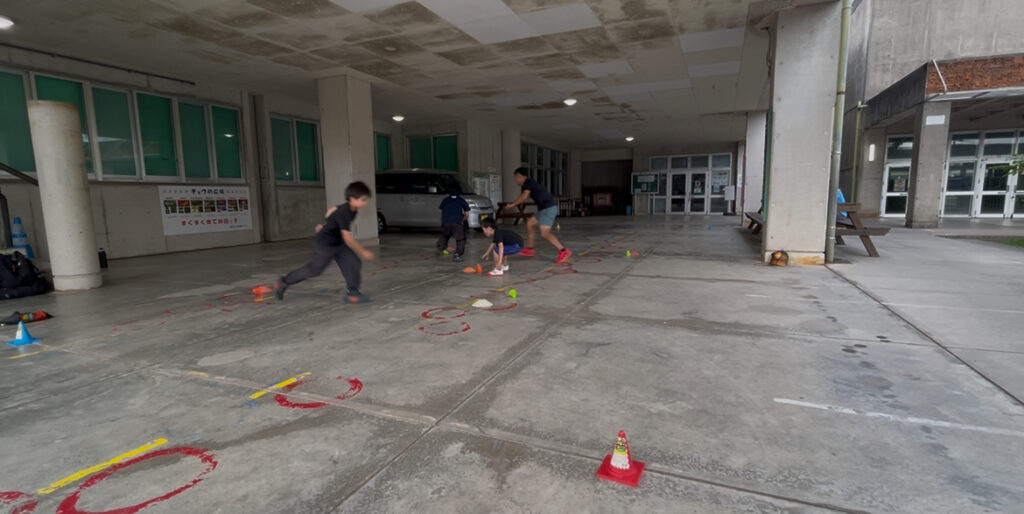 浦添市前田小学校ピロティー内 3個とりゲーム