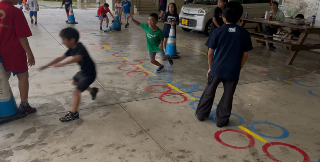 浦添市前田小学校ピロティー内 鬼ごっこ