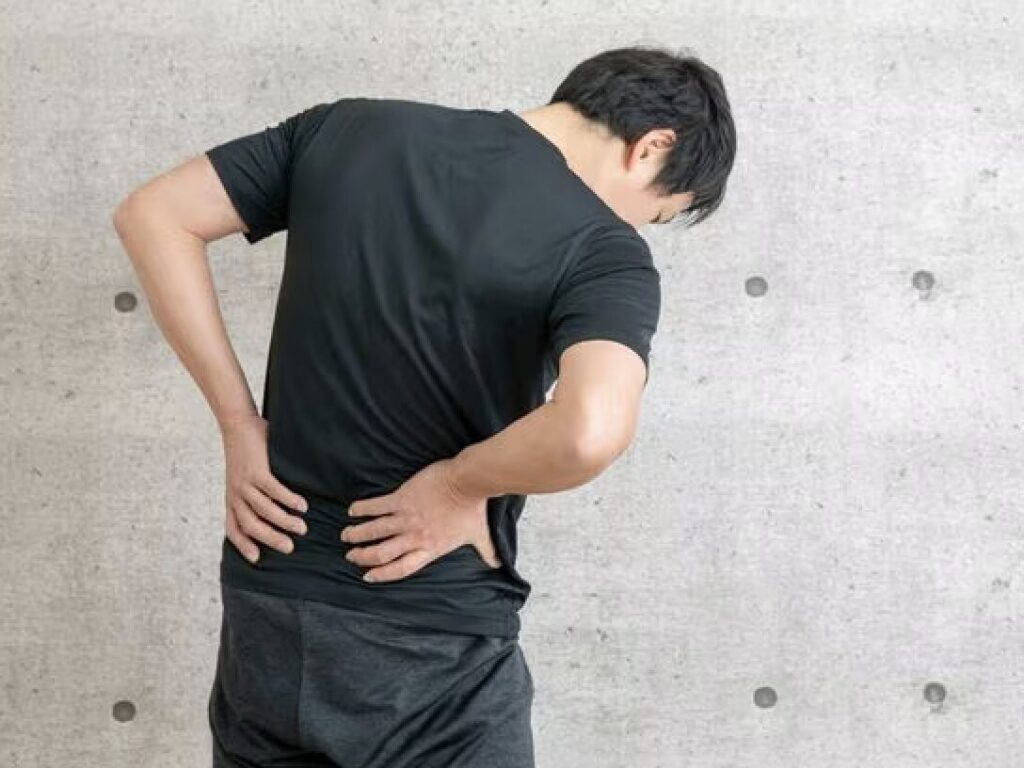 腰痛で悩む人の写真