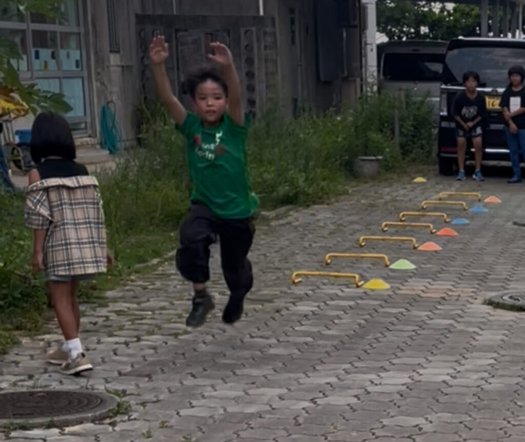浦添市前田小学校ピロティー前　ミニハードル走