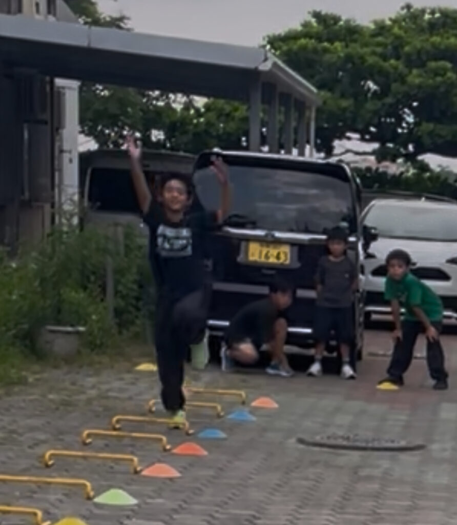浦添市前田小学校ピロティー前　ミニハードル走