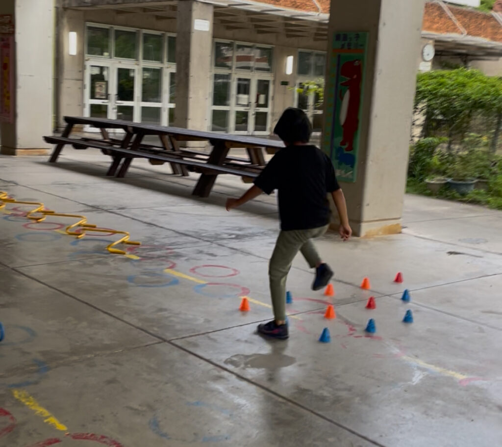 浦添市前田小学校ピロティー内 サーキットトレーニング