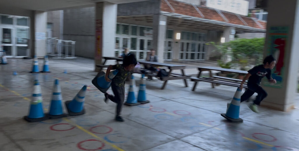 前田小学校ピロティー内 カラーコーンリレー