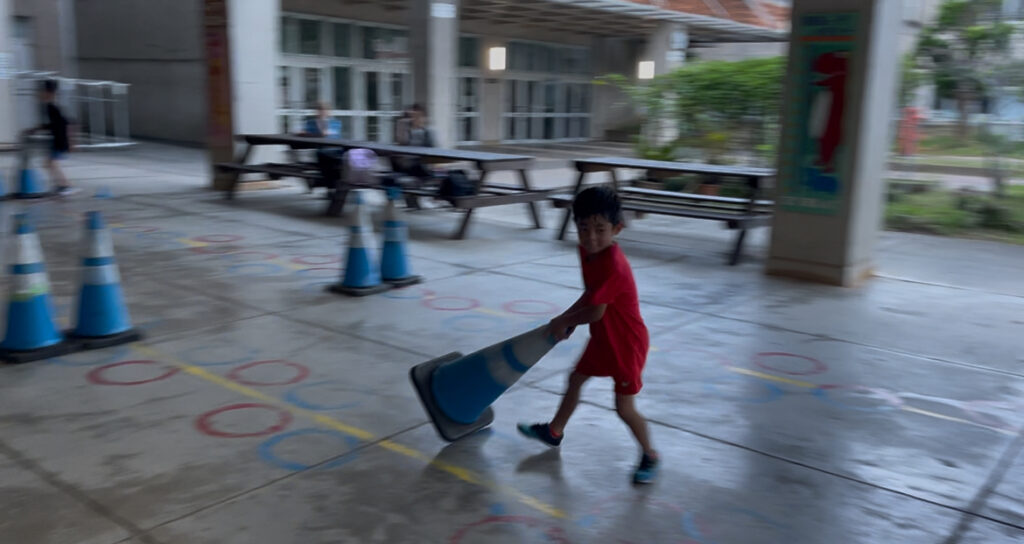 前田小学校ピロティー内 カラーコーンリレー