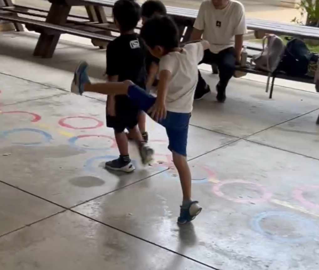 前田小学校 低学年クラス ピロティーでアップ
