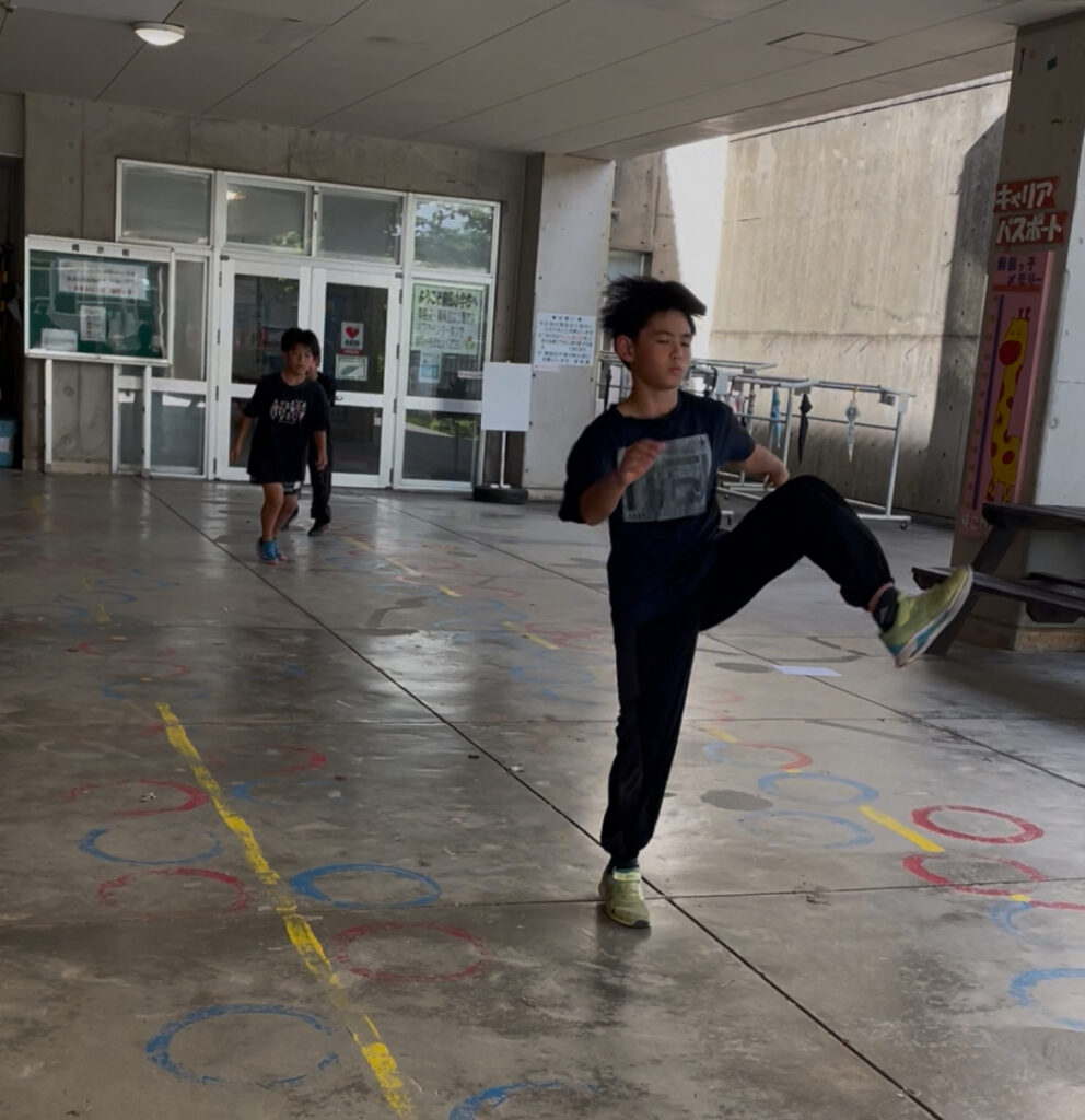 前田小学校 高学年クラス ピロティーでアップ