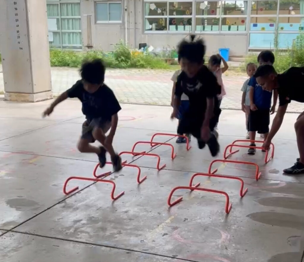 前田小学校 低学年クラス ピロティーでアップ