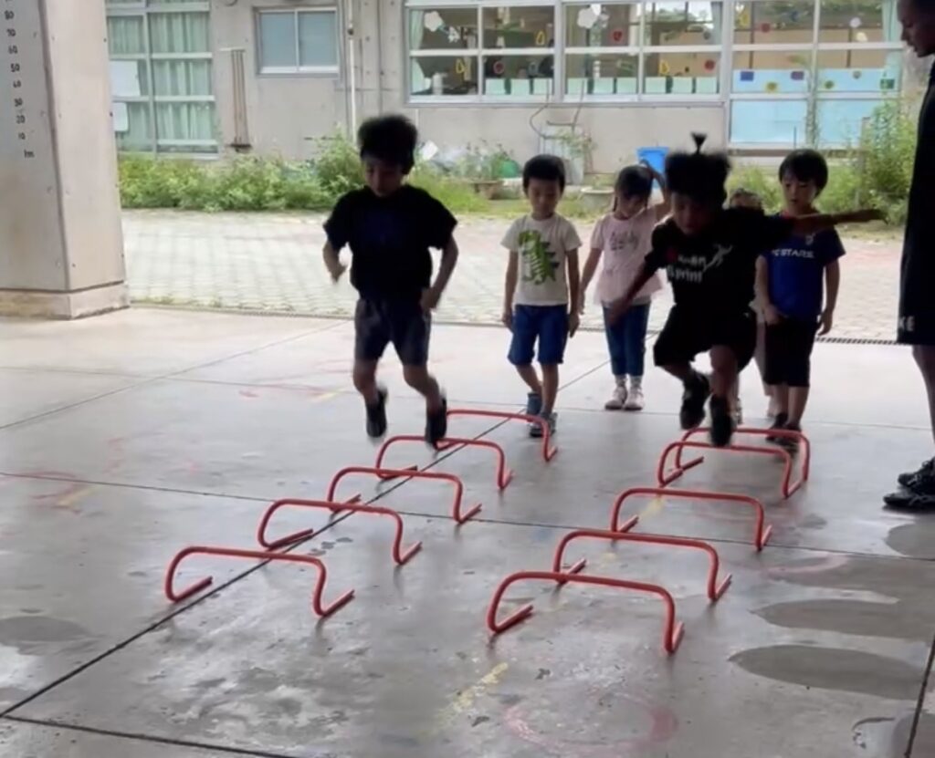 前田小学校ピロティー両足大ジャンプ