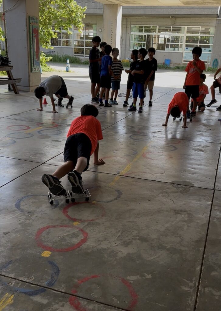 前田小学校スプリントジム練習風景セルフ手押し車
